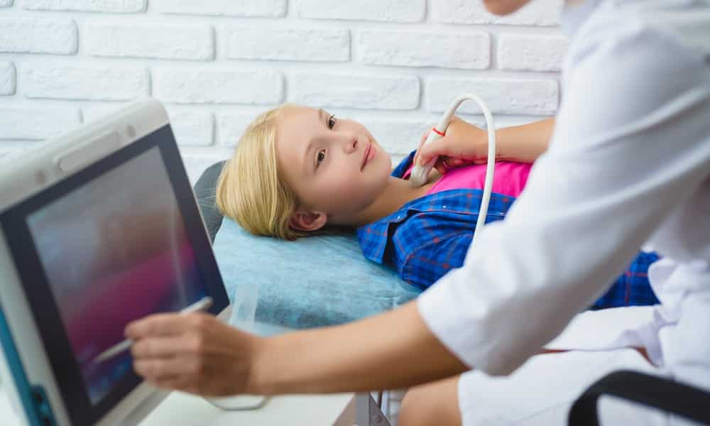 Подготовка к исследованию щитовидной железы у ребенка не предусматривает каких-либо специфических мероприятий