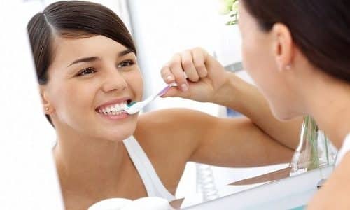При чистке зубов и умывании важно следить за тем, чтобы вода и слюна не попадали на пол или стены