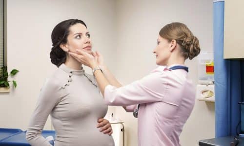 Пациентка во время беременности может жаловаться на болевые ощущения, затруднения при глотании и дыхании из-за сдавливания трахеи и пищевода увеличенной щитовидкой