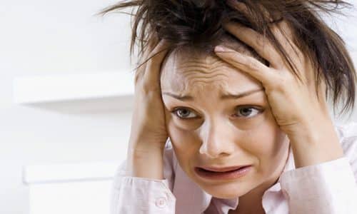 Женщины отмечают плохое настроение, повышенную раздражительность, нервозность, плаксивость, ухудшение сна, развитие бессонницы
