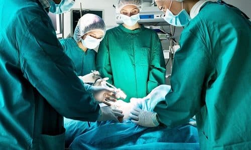 В конце операции на место разреза хирург накладывает косметический шов, покрывая его сверху специальным клеем, защищающим шовный материал