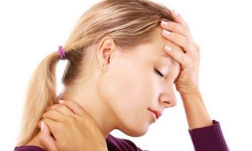 Киста щитовидки обладает следующими признаками: першение в горле, чувствуется небольшое уплотнение в области щитовидной железы, озноб, головные боли и т.д