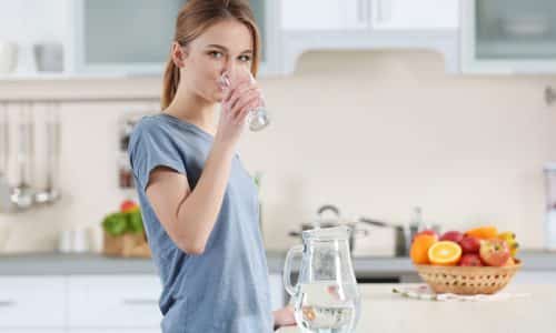 Во время диеты ежедневно нужно употреблять около 2 л чистой воды