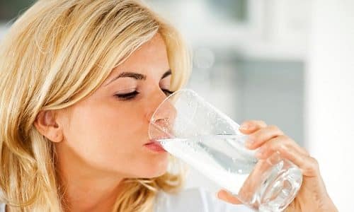 Проглотив дозу радиоактивного йода, пациент выпивает еще 1-2 стакана воды