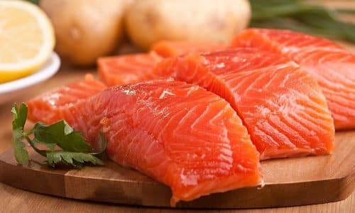 Чтобы в достаточном количестве получить тирозин, следует употреблять красную рыбу