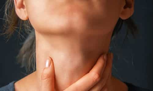 Фолликулярная карцинома сопровождается болью в области шеи. Может даже измениться тембр голоса