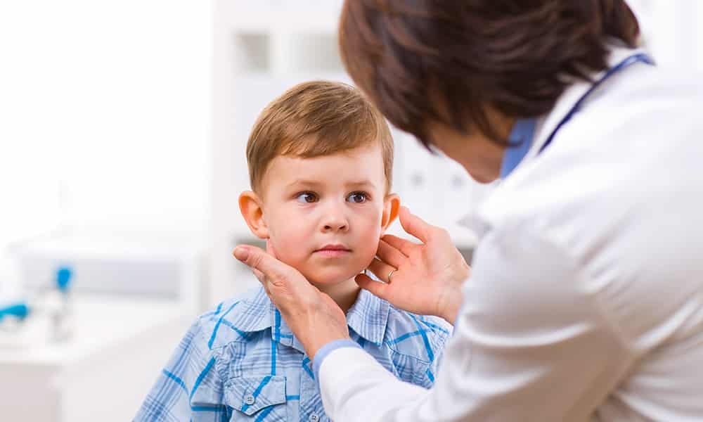 Заболевания щитовидной железы у детей диагностируются намного реже, чем у взрослых, однако для неокрепшего организма гормональные патологии могут иметь особенно тяжелые последствия
