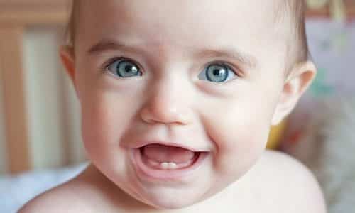 Дефицит гормонов влияет на обмен кальция в организме малыша. Зубы появляются намного позже физиологического срока