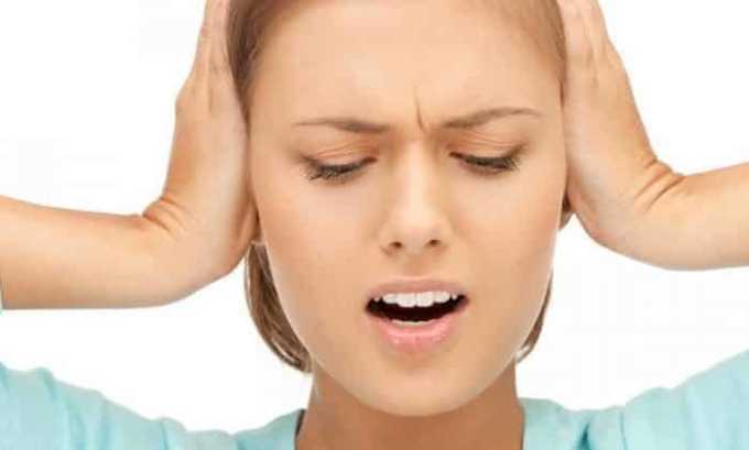 У человека могут появиться резкие боли в области щитовидной железы, иррадирующие в уши