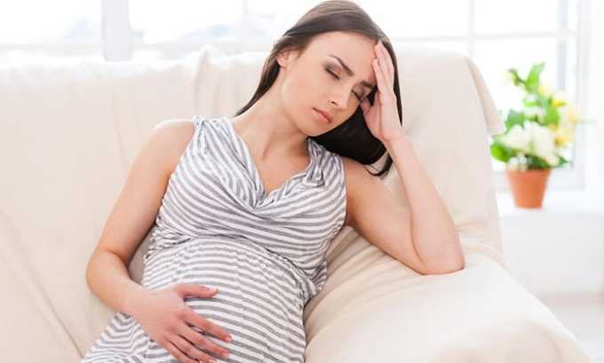 Нарушения гормонального баланса при беременности или во время климакса влияют на развития проблем со щитовидной железой