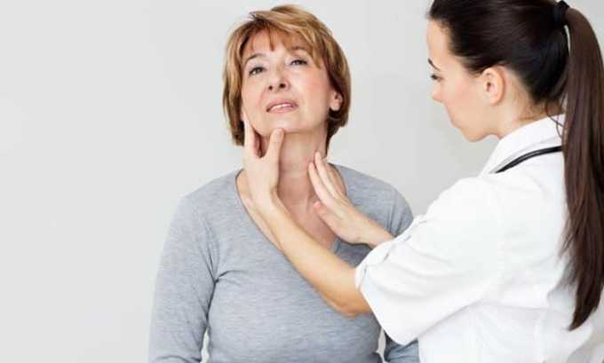 В некоторых случаях контуры щитовидной железы при запущенных формах заболеваний просматриваются невооруженным взглядом