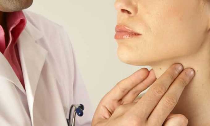 Во время первичного осмотра специалистом оценивается степень поражения щитовидной железы, выясняет симптомы и возможные причины заболевания