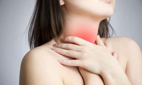 При длительном течении патологического состояния наблюдается увеличение железы в размере, сопровождающееся появлением ощущения кома в горле